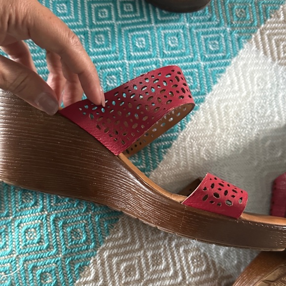 Italian Shoemakers Red Sandals - Picture 5 of 8